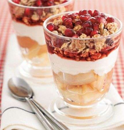 Ricette colazione: coppa di yogurt con muesli e frutta