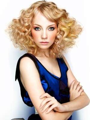 capelli biondi ricci