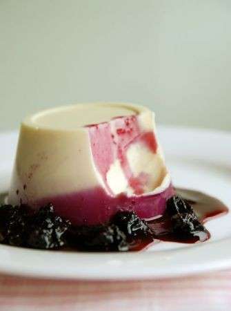 Mousse di yogurt con salsa di mirtilli