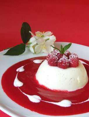 Panna cotta al limone con salsa ai lamponi