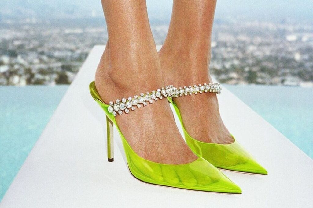 Jimmy Choo verde lime su sfondo mare