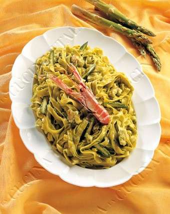 Ricette light: riso con scampi e asparagi