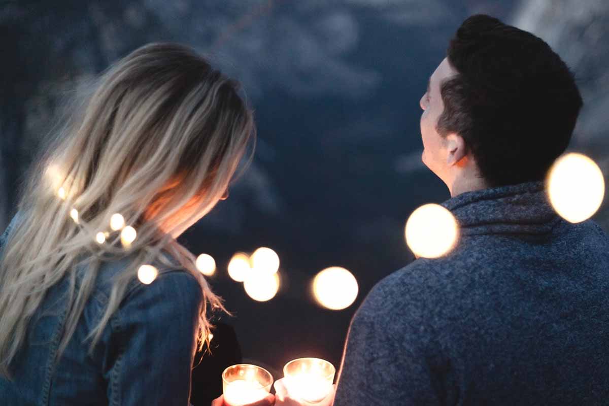 Uomo e donna seduti