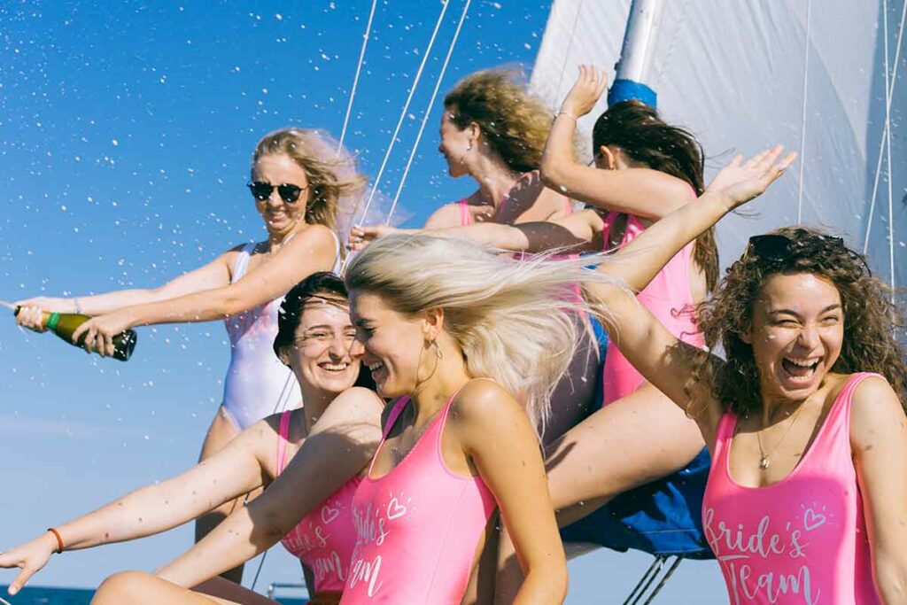 ragazze in barca-festeggiano addio nubilato