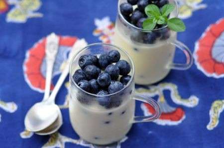 Ricette colazione: crema di yogurt con mirtilli