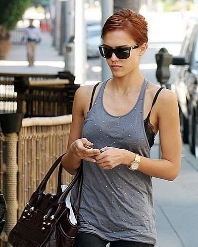 Jessica Alba si tinge i capelli di rosso