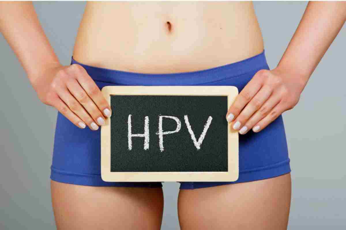 Donna con cartello hpv