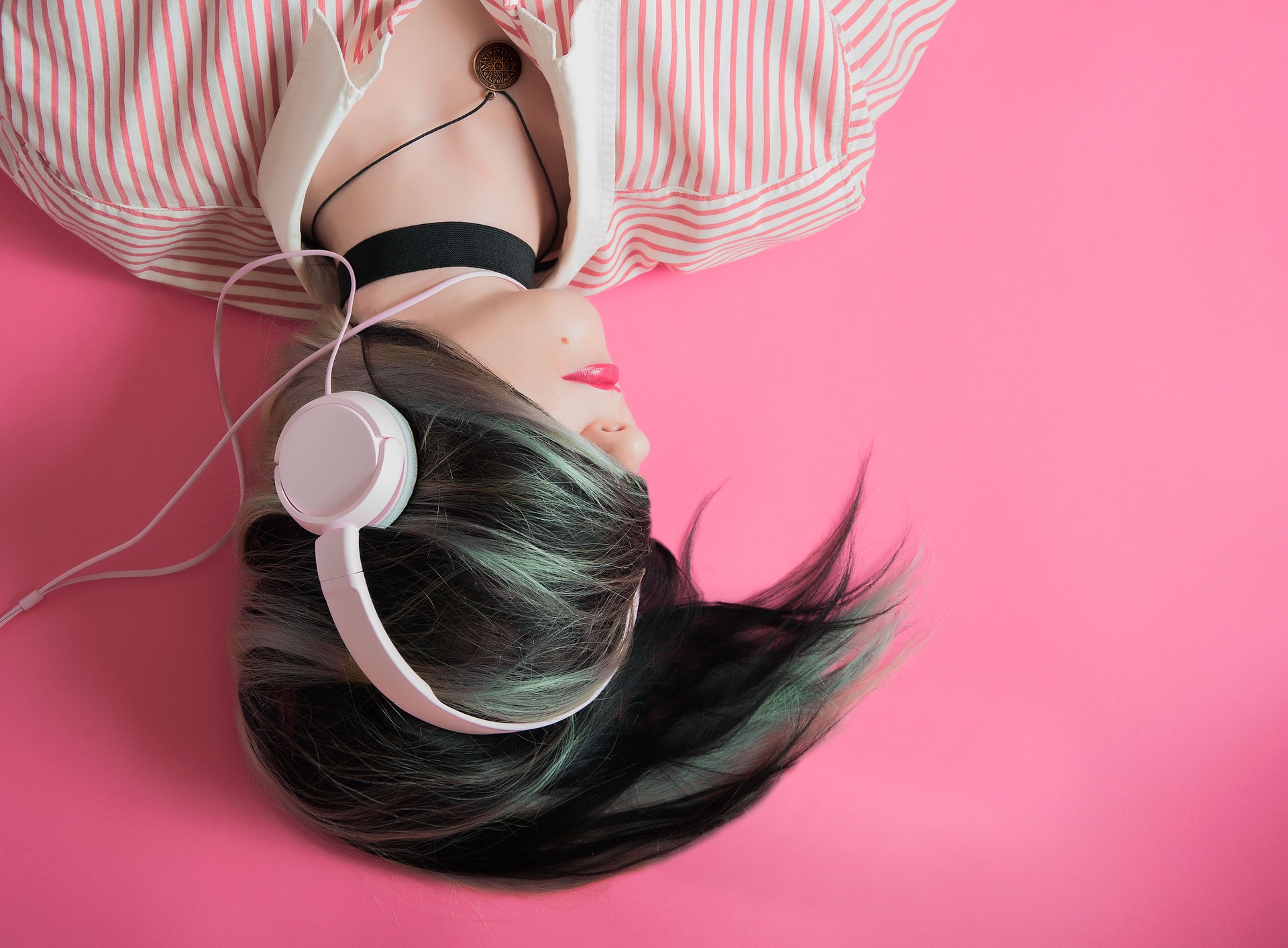 ragazza ascolta la musica