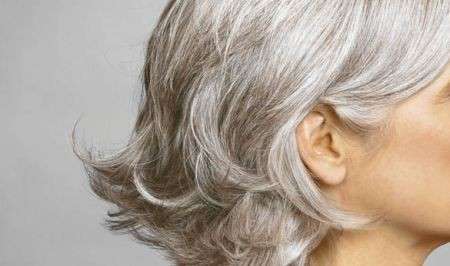 Colore capelli: il fascino del grigio