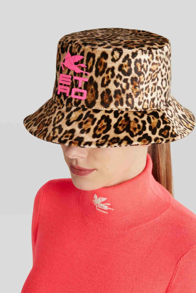 donna con maglia rosa e cappello bucket leopardato