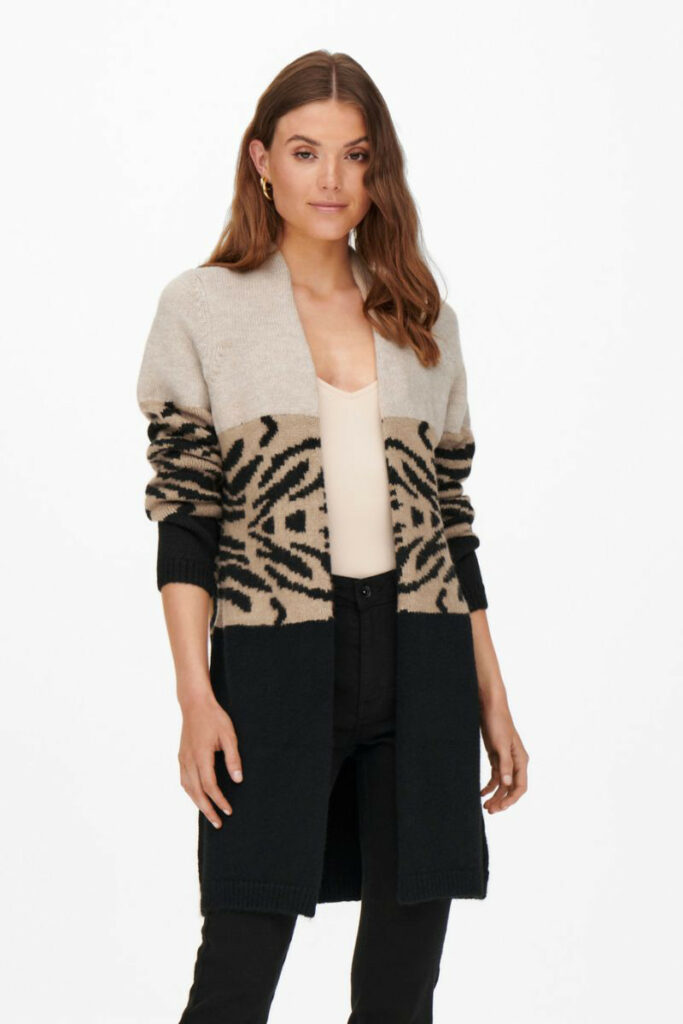 ragazza con cardigan lungo nero e grigio con stampa animalier