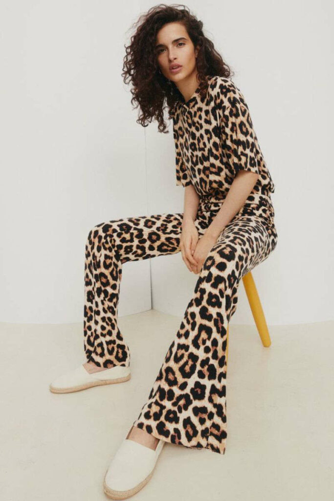 ragazza con completo animalier pantaloni e t shirt