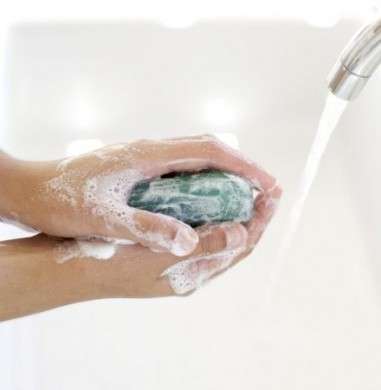 Le donne si lavano le mani più degli uomini