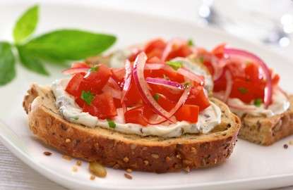 Ricette light: bruschetta con philadelphia e pomodorini