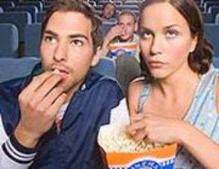 Popcorn e bibita al cinema: un pericolo per la linea!