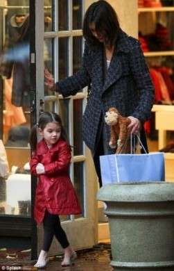 Suri Cruise inciampa sui tacchi