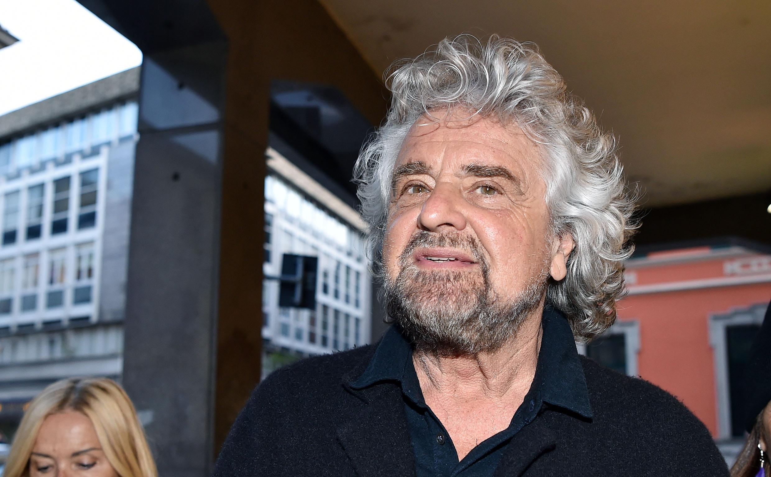 Capodanno 2010: il sarcasmo di Beppe Grillo