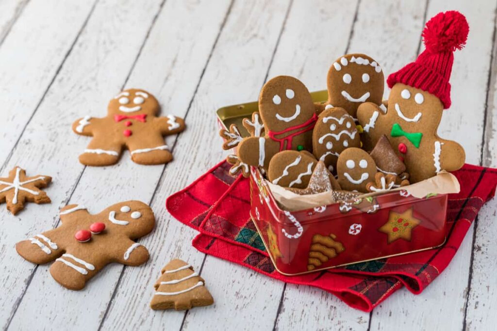 biscotti con forme natalizie in un cesto di colore rosso