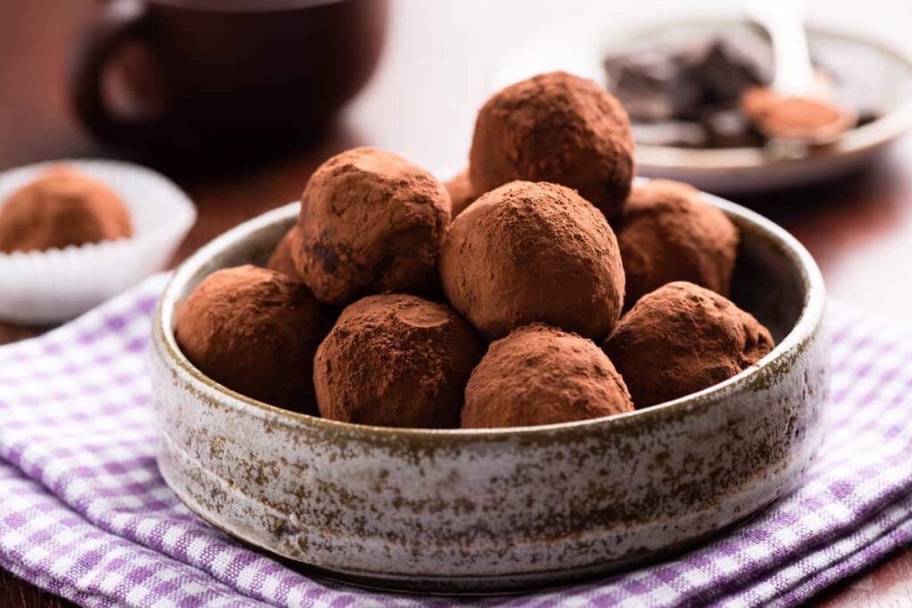 palline di tartufo al cioccolato in una ciotola