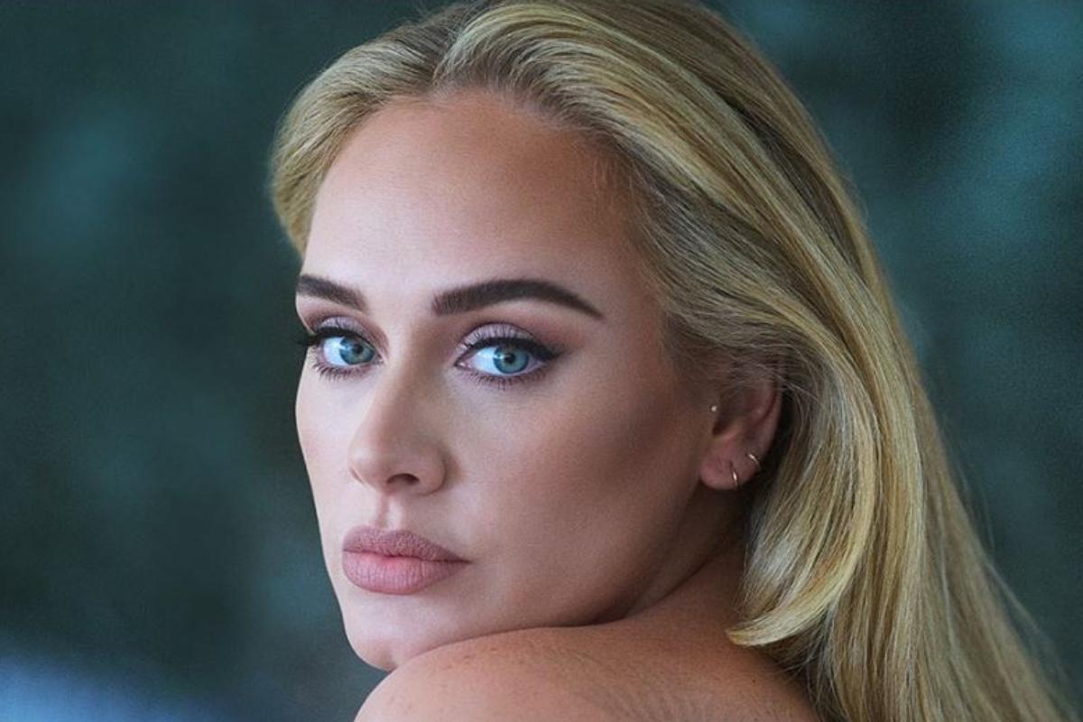 Primo piano della cantante Adele