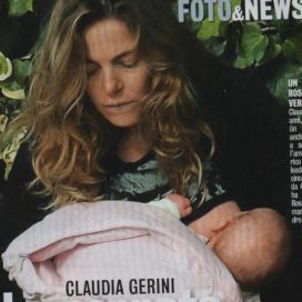 Claudia Gerini allatta Linda per strada