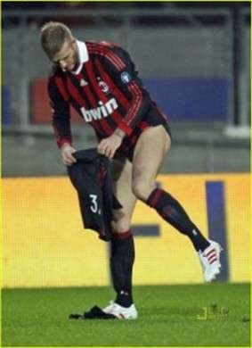 David Beckham si spoglia in campo