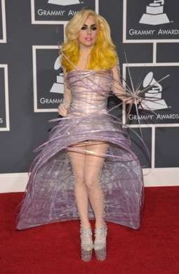 Lady Gaga in Armani Privé ai Grammy Awards 2010