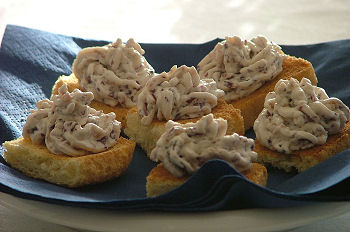 Antipasti light: crostini ricotta e radicchio