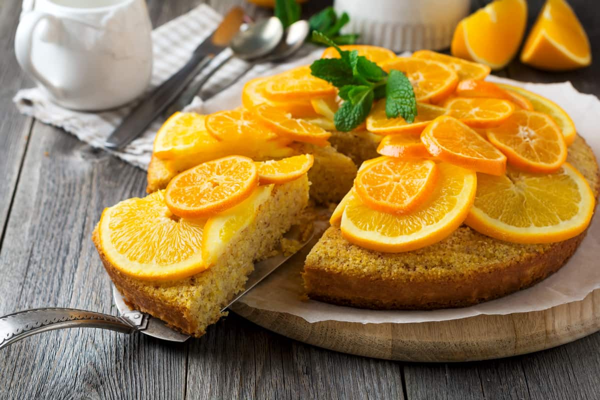 ricetta torta all'arancia fetta con arance fresche