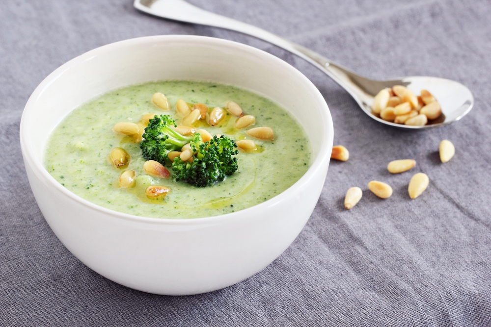 Ricetta della vellutata di broccoli verdi e coste con pinoli