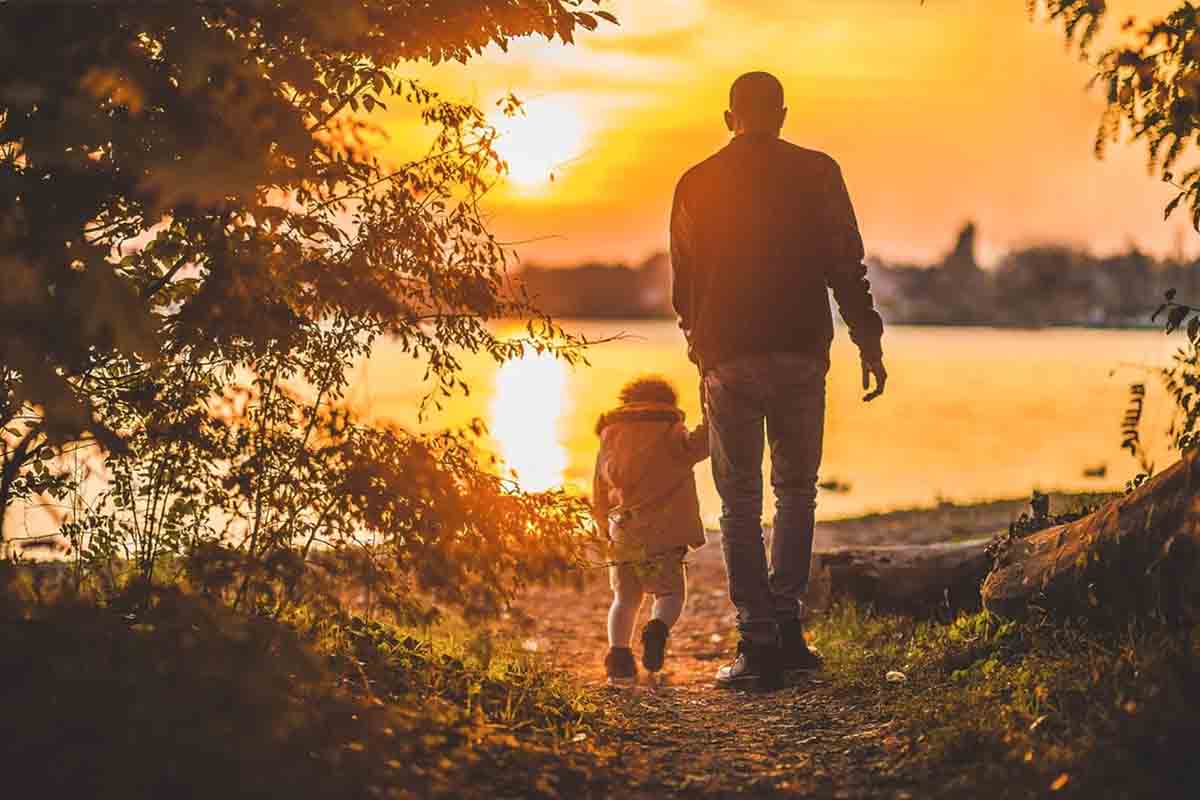 padre e figlia che camminano