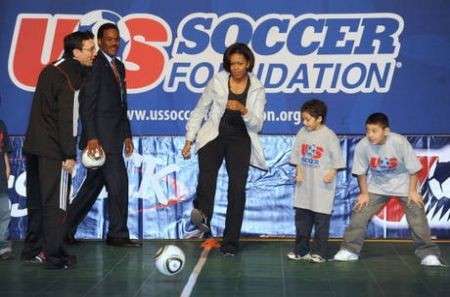 Michelle Obama calciatrice per un giorno contro l’obesità infantile