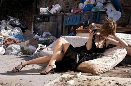 Fotografia: le modelle a Palermo tra i rifiuti
