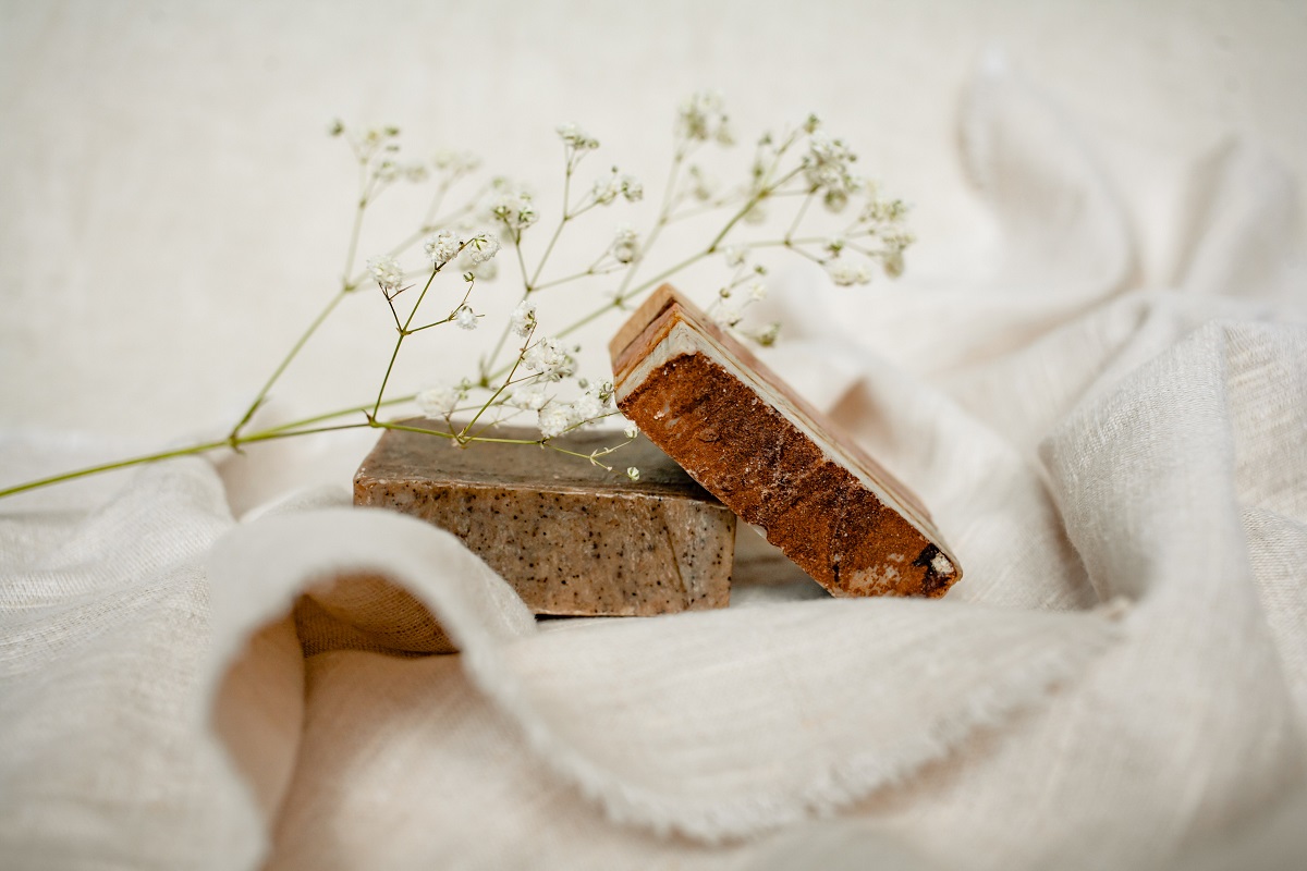 Lo shampoo solido è la nuova frontiera sostenibile della cura dei capelli