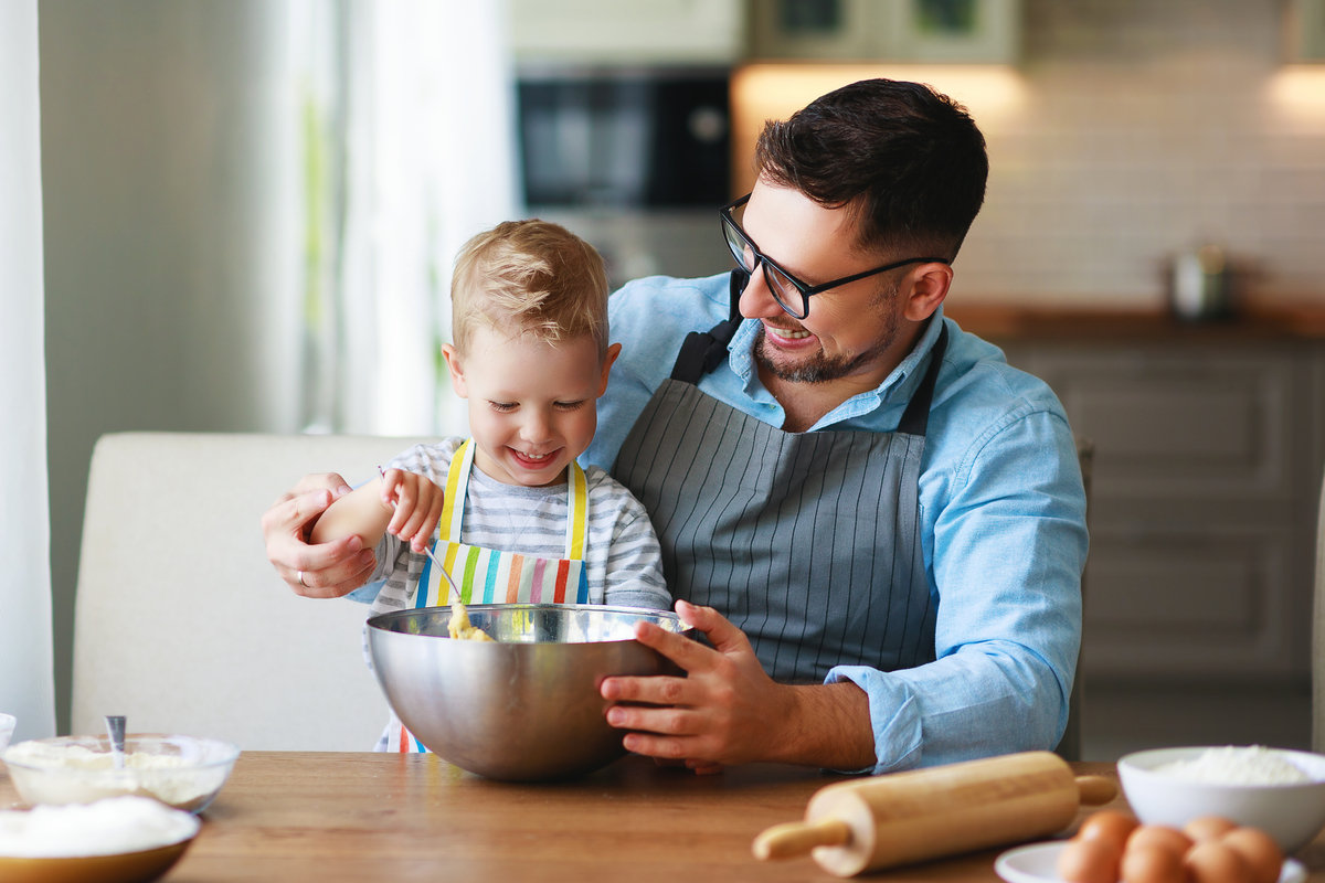 papà e figlio in cucina