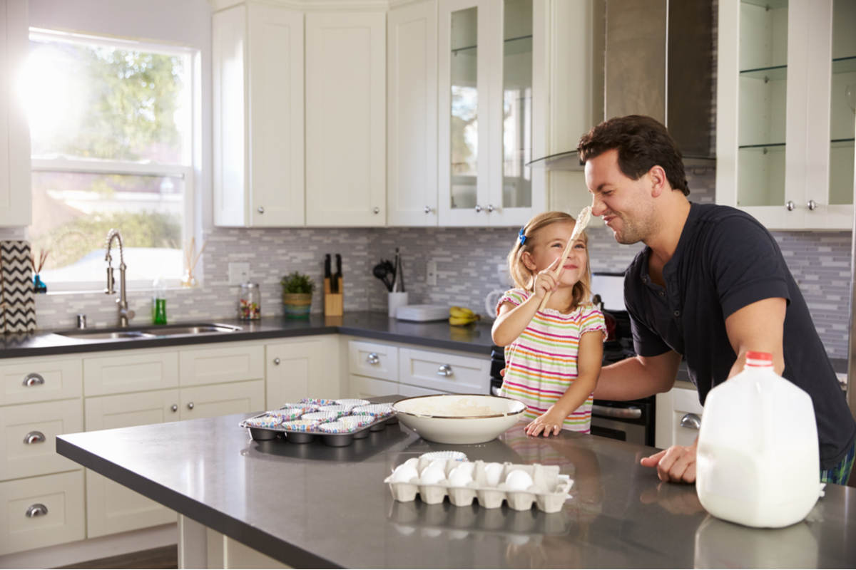 papà e figlia in cucina