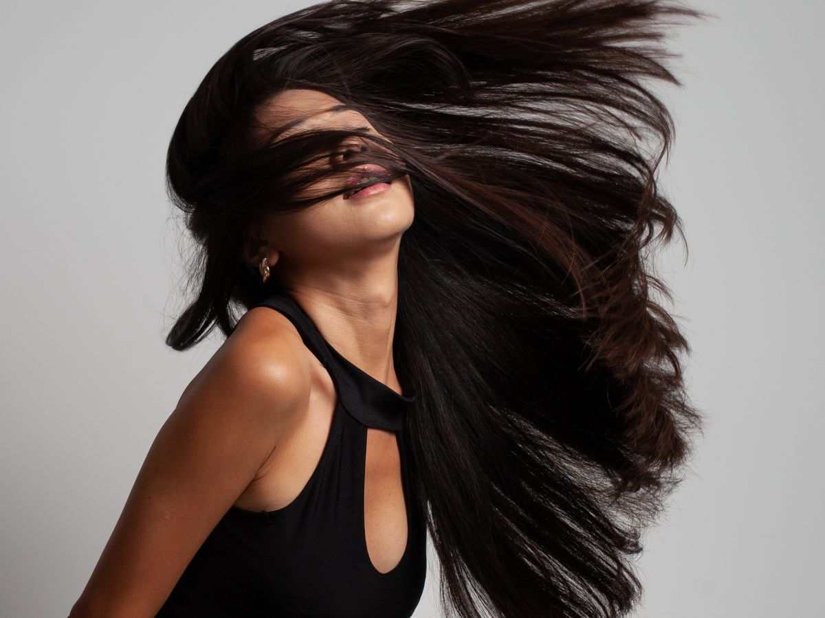 ragazza in posa con capelli al vento