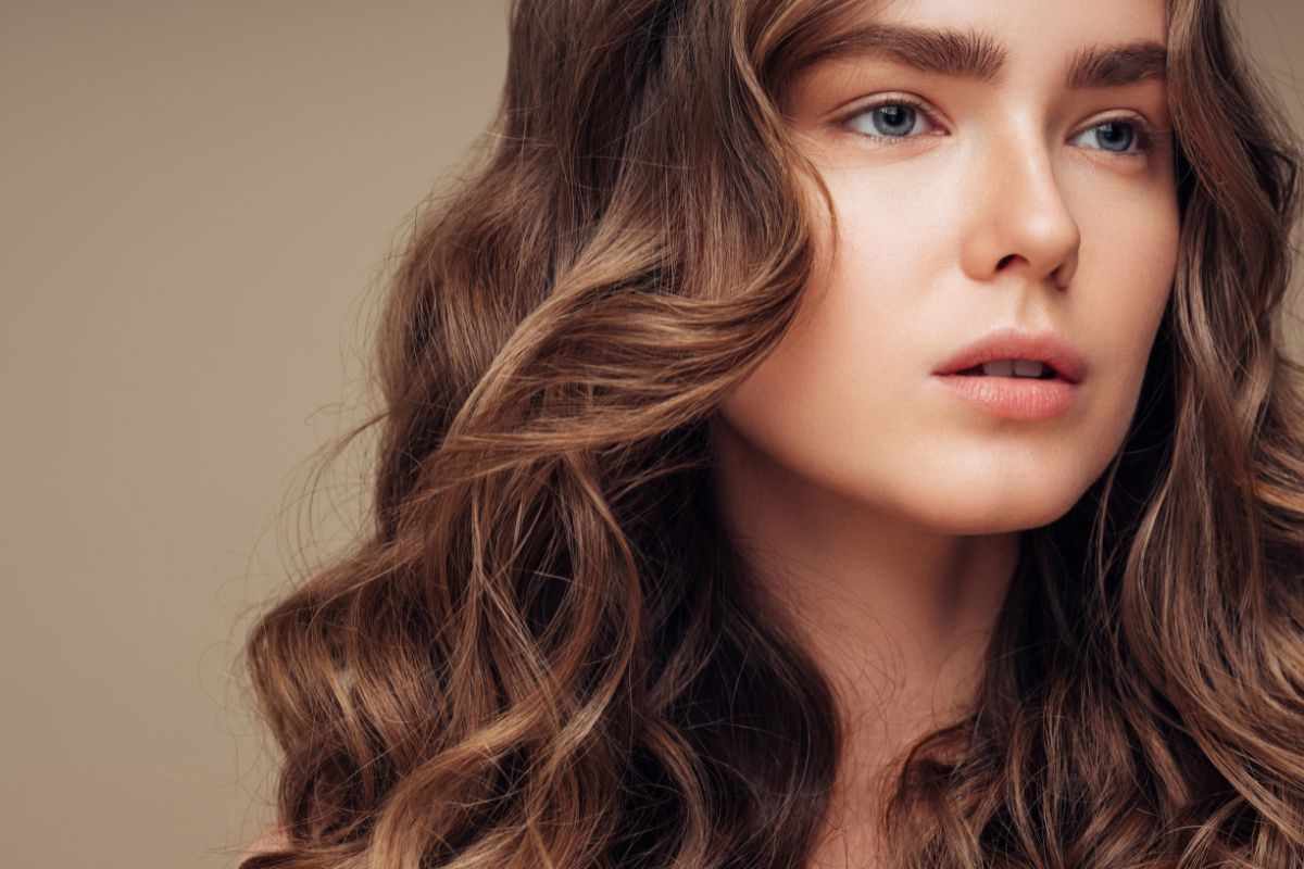 ragazza con capelli castani