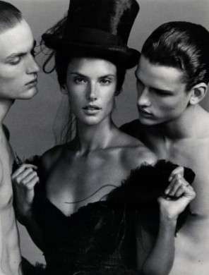 Alessandra Ambrosio: posa per Vogue Russia e conquista Moschino