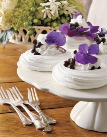 Ricette Dolci: meringhe alle viole con la panna