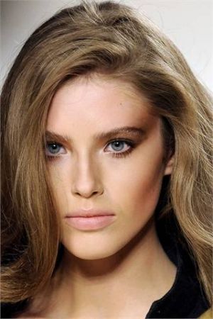 Trucco primavera: ombretto marrone e blush pescato