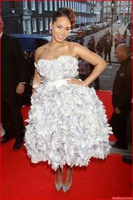 Alicia Keys: look in Dolce & Gabbana e Louboutin