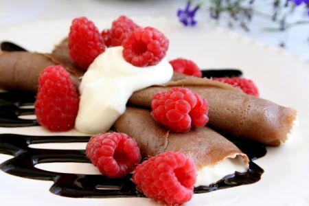 Crepes al cacao ripiene di panna