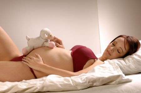 Come dormire in gravidanza, consigli utili