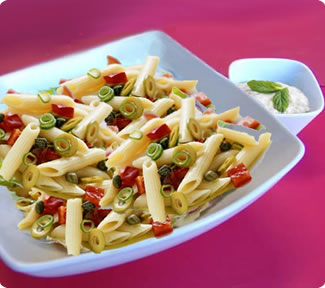 Ricette primi piatti: Pasta Fredda con pomodorini, mozzarella e olive