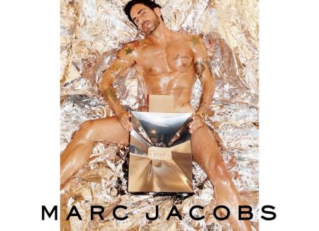 Marc Jacobs posa nudo per il profumo Bang