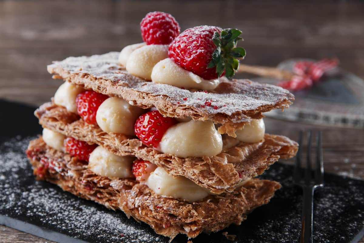torta millefoglie con crema chantilly fragole fresche e spolverata di zucchero a velo