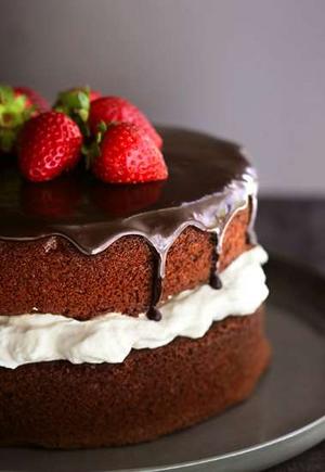 Torta con panna, fragole e cioccolato