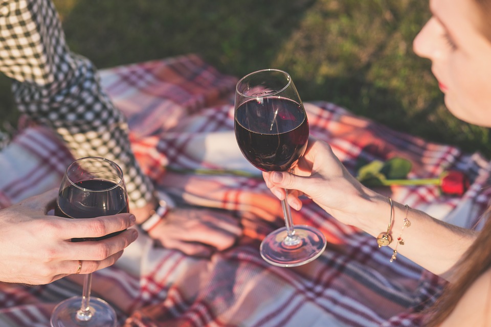 Come organizzare un pic nic romantico a base di vino e formaggio