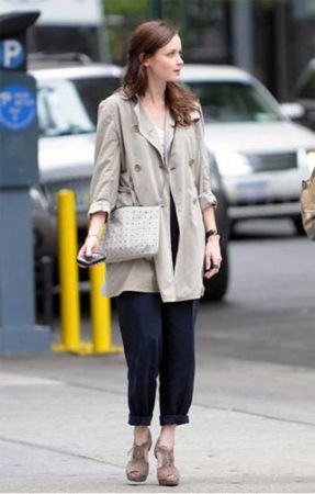 Alexis Bledel con sandali H&M in camoscio